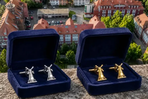 Kontrowersyjny zakup gadżetów premium w Świnoujściu: miasto zamawia broszki i spinki