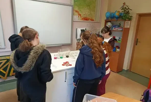 Uczniowie odkrywają naukę przez eksperymenty – biologia i chemia w praktyce