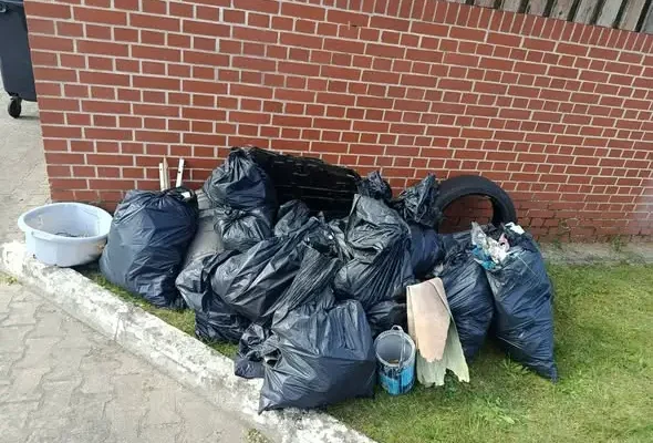 Uczniowie posprzątali okolicę szkoły. „Dzieci zrobiły swoje, teraz czas na dorosłych”