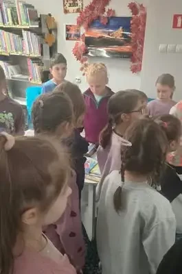 Jesienne śledztwo w bibliotece – uczniowie klasy 1a rozwiązali zagadkę