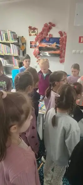 Jesienne śledztwo w bibliotece – uczniowie klasy 1a rozwiązali zagadkę