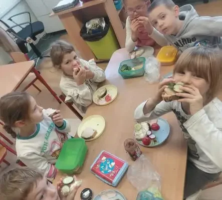Dzień Chleba w przedszkolu: Mali marynarze upiekli własne bochenki
